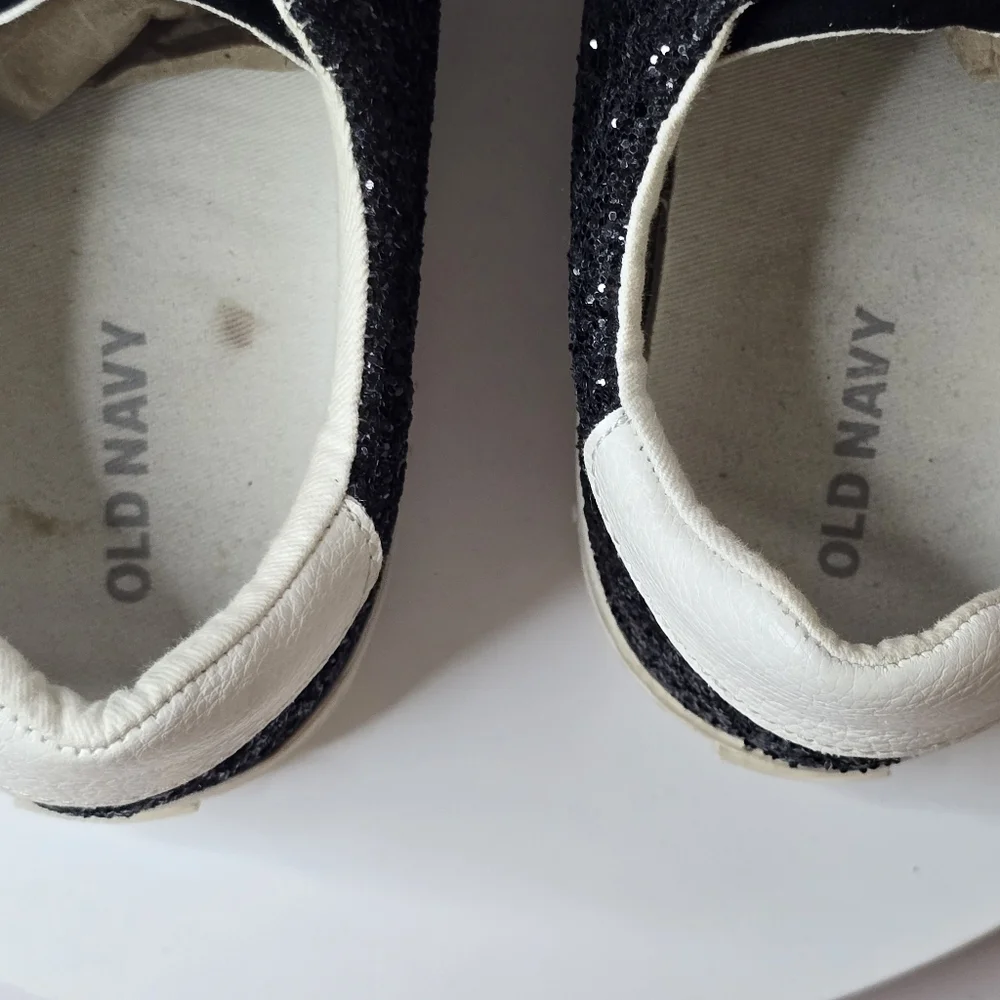 ⭐️40% Off⭐️ Old Navy Court Sneaker in Black Glitter